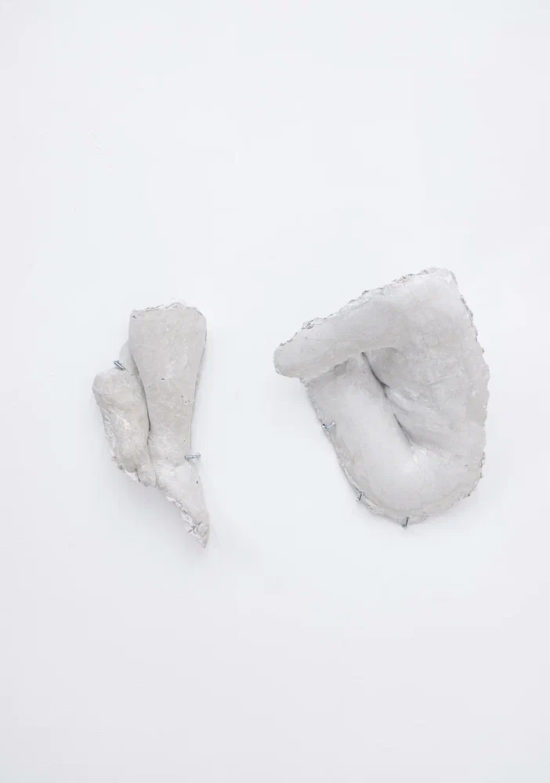 Два слепка нога нога и тело // Катя-Анна Тагути. Галерея a-s-t-r-a. 2022