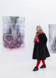 Зритель на выставке в галерея a-s-t-r-a. 2022